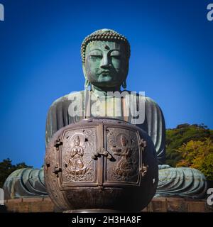 Der Räucherbrenner vor dem Großen Buddha, oder Kamakura Daibutsu, die 43 Fuß hohe und 103 Tonnen schwere Statue, wurde 1252 fertiggestellt und steht in Kamakur Stockfoto