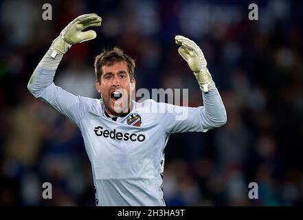 Valencia, Spanien. Oktober 2021. Levantes Aitor Fernandez reagiert während eines Fußballspiels der spanischen Liga 1 zwischen Levante UD und Atletico de Madrid am 28. Oktober 2021 in Valencia, Spanien. Quelle: Str/Xinhua/Alamy Live News Stockfoto