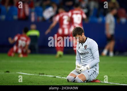 Valencia, Spanien. Oktober 2021. Levantes Aitor Fernandez reagiert während eines Fußballspiels der spanischen Liga 1 zwischen Levante UD und Atletico de Madrid am 28. Oktober 2021 in Valencia, Spanien. Quelle: Str/Xinhua/Alamy Live News Stockfoto