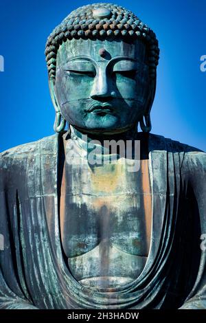 Der große Buddha, oder Kamakura Daibutsu, die 43 Fuß hohe und 103 Tonnen schwere Statue wurde 1252 fertiggestellt und steht in Kamakura, Japan. Stockfoto