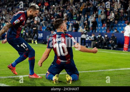 Villarreal, Spanien. Oktober 2021. Enis Bardhi (R) und Jose Luis Morales (L) von Levante UD werden während der spanischen La Liga, einem Fußballspiel zwischen Levante UD und Atletico de Madrid im Stadion Ciutat de Valencia in Valencia, in Aktion gesehen.(Endstand; Levante UD 2:2 Atletico de Madrid) (Foto von Xisco Navarro/SOPA Images/Sipa USA) Kredit: SIPA USA/Alamy Live News Stockfoto