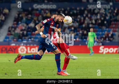 Villarreal, Spanien. Oktober 2021. Jose Luis Morales (L) von Levante UD in Aktion gesehen während der spanischen La Liga, Fußballspiel zwischen Levante UD und Atletico de Madrid im Ciutat de Valencia Stadion in Valencia.(Endstand; Levante UD 2:2 Atletico de Madrid) (Foto von Xisco Navarro/SOPA Images/Sipa USA) Kredit: SIPA USA/Alamy Live News Stockfoto