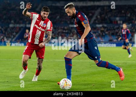 Villarreal, Spanien. Oktober 2021. Jose Luis Morales (R) von Levante UD und Rodrigo de Paul (L) von Atletico de Madrid werden während der spanischen La Liga, einem Fußballspiel zwischen Levante UD und Atletico de Madrid im Stadion Ciutat de Valencia in Valencia, in Aktion gesehen. (Endstand; Levante UD 2:2 Atletico de Madrid) (Foto: Xisco Navarro/SOPA Images/Sipa USA) Quelle: SIPA USA/Alamy Live News Stockfoto