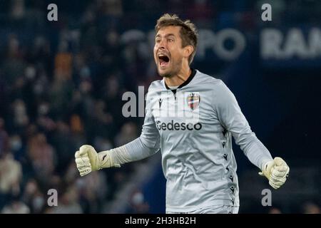 Villarreal, Spanien. Oktober 2021. Aitor Fernandez von Levante UD reagiert während der spanischen La Liga, einem Fußballspiel zwischen Levante UD und Atletico de Madrid im Stadion Ciutat de Valencia in Valencia. (Endergebnis; Levante UD 2:2 Atletico de Madrid) (Foto: Xisco Navarro/SOPA Images/Sipa USA) Quelle: SIPA USA/Alamy Live News Stockfoto