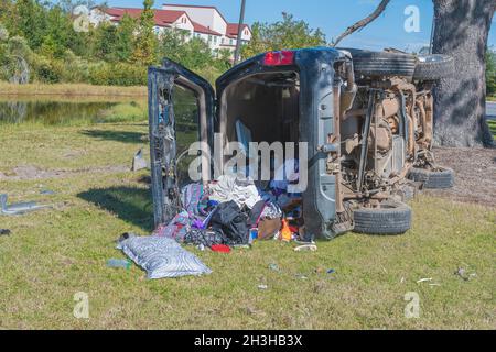 Ein Pickup rollte auf seiner Seite um, nachdem er die Fahrbahn verlassen hatte und in den Graben hinein- und wieder heraus fuhr. Stockfoto
