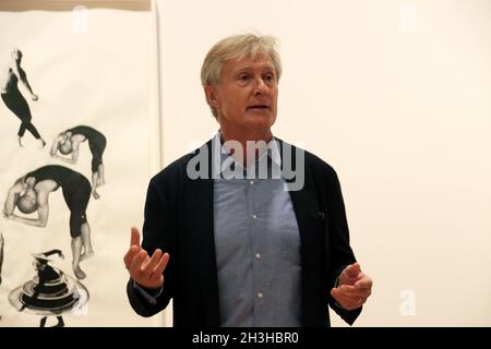 New York, USA. Oktober 2021. David Zwirner, der deutsche Star-Gallerist, spricht in seiner Galerie '52 Walker'. Zwirner hat einen weiteren Ausstellungsraum in New York eröffnet. Die Galerie '52 Walker' eröffnete am Donnerstag im angesagten Tribeca-Viertel von Manhattan mit einer Ausstellung des Künstlers Kandis Williams. Quelle: Christina Horsten/dpa/Alamy Live News Stockfoto