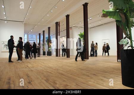 New York, USA. Oktober 2021. Menschen verweilen in der Galerie '52 Walker'. Der deutsche Star-Gallerist David Zwirner hat einen weiteren Ausstellungsraum in New York eröffnet. Die Galerie '52 Walker' eröffnete am Donnerstag im angesagten Tribeca-Viertel in Manhattan mit einer Ausstellung des Künstlers Kandis Williams. Quelle: Christina Horsten/dpa/Alamy Live News Stockfoto