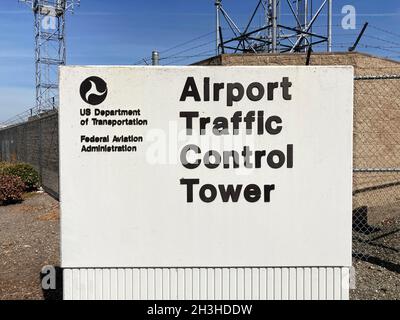Schild „Airport Traffic Control Tower“. Der Turm wird von der Federal Aviation Administration des U.S. Department of Transportation verwaltet. - San Jose, Stockfoto