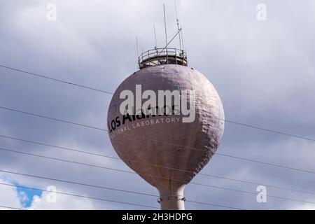 Los Alamos National Laboratory Zeichen auf Wasserturm Tank - Los Alamos, New Mexico, USA - 2021 Stockfoto