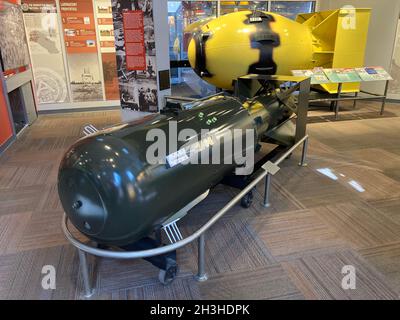 Nachbildungen von Atombomben von Little Boy und Fat man im Bradbury Science Museum - Los Alamos, New Mexico, USA - 2021 Stockfoto