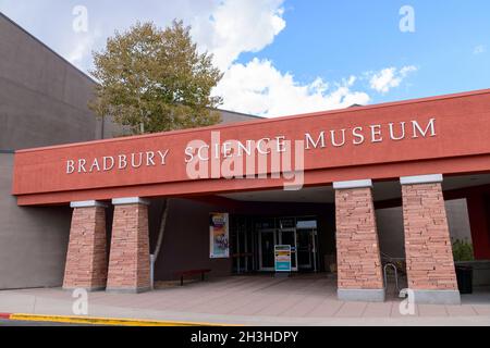 Bradbury Science Museum Schild an der Fassade der Hauptanlage des Los Alamos National Laboratory - Los Alamos, New Mexico, USA - 2021 Stockfoto