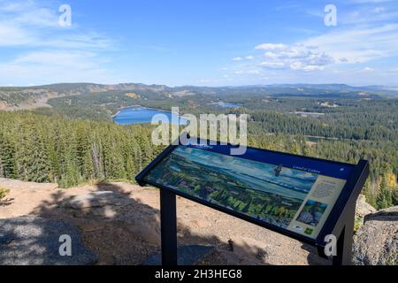 Grand Mesa National Scenic and Historic Byway – Ausschildschild am Land O Lakes Overlook. Luftaufnahme des Grand Mesa National Forest - Grand Mesa, C Stockfoto