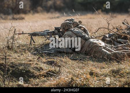 Fallschirmjäger der US-Armee, die dem 173. Luftbrigade 1. Bataillon, dem 2ten Zug der 503. Legion Company, zugewiesen sind, greifen die gegnerischen Kräfte während einer Verteidigungsübung ein. Diese Schulung ist Teil der Übung Bayonet Ready 22 am 21. Oktober 2021 im Joint Multinal Readiness Center im Trainingsgebiet Hohenfels. Übung Bayonet Ready 22 ist eine Richtlinie der US Army Southern European Task Force - Africa, die von 17 bis 30 O vom 7th Army Training Command und der 173rd Airborne Brigade im Joint Multinary Readiness Center im Hohenfels Training Area, Deutschland, durchgeführt wird Stockfoto