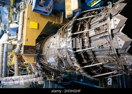 Ein Pratt & Whitney F135-Motor hängt während einer Inspektions- und Wartungszeit am 2. September 2021 im Arnold Engineering Development Complex (AEDC) in der Sea Level Test Cell 3 auf dem Luftwaffenstützpunkt Arnold, Tennessee. Der F135, der zur Stromversorgung des F-35 Joint Strike Fighters verwendet wird, wird derzeit in der AEDC-Anlage zur Unterstützung der Bemühungen des Component Improvement Program einer beschleunigten Missionsprüfung unterzogen. (USA Luftwaffe Foto von Jill Pickett) Stockfoto