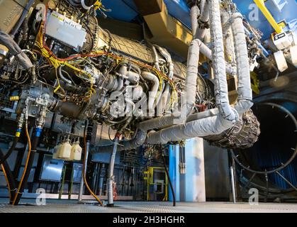 Zwischen den Testläufen am 2. September 2021 hängt ein F135-Motor von Pratt & Whitney in der Sea Level Testzelle 3 des Arnold Engineering Development Complex (AEDC) auf dem Luftwaffenstützpunkt Arnold, Tennessee. Der F135, der zur Stromversorgung des F-35 Joint Strike Fighters verwendet wird, wird derzeit in der AEDC-Anlage zur Unterstützung der Bemühungen des Component Improvement Program einer beschleunigten Missionsprüfung unterzogen. (USA Luftwaffe Foto von Jill Pickett) Stockfoto