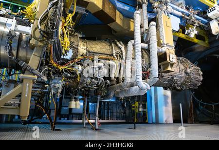 Zwischen den Testläufen am 2. September 2021 hängt ein F135-Motor von Pratt & Whitney in der Sea Level Testzelle 3 des Arnold Engineering Development Complex (AEDC) auf dem Luftwaffenstützpunkt Arnold, Tennessee. Der F135, der zur Stromversorgung des F-35 Joint Strike Fighters verwendet wird, wird derzeit in der AEDC-Anlage zur Unterstützung der Bemühungen des Component Improvement Program einer beschleunigten Missionsprüfung unterzogen. (USA Luftwaffe Foto von Jill Pickett) Stockfoto