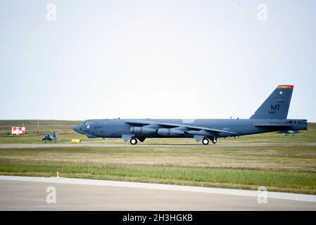 Eine B-52-Stratofortress vom Minot Air Force Base, North Dakota, hält während des Taxis auf der Landebahn an, während ein T-38 Talon II das Gebiet verlässt, auf der Sheppard AFB, Texas, 21. Oktober 2021. Die B-52 besuchte die AFB Sheppard, um eine Grundausbildung für Piloten zu absolvieren, und die Studenten konnten sich eine operative Version des Flugzeugs aus nächster Nähe ansehen. Die Flugbesatzung der Stratofortress stellte den UPT-Studenten Informationen zur Leistungsfähigkeit zur Verfügung und die angestellte Crew sprach mit Studenten der technischen Ausbildung über das Flugzeug. (USA Foto der Luftwaffe von Staff Sgt. Robert L. McIlrath) Stockfoto