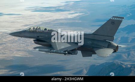 Ein F-16D Fighting Falcon, der dem 40. Flight Test Squadron zugewiesen wurde, kehrt nach dem Abwurf von zwei kollaborativen Bomben mit kleinem Durchmesser am 13. Dezember 2020 zur Holloman Air Force Base, NM, zurück. Der Test war der erste von drei Flugtests, die für das Air Force Research Lab durchgeführt wurden. (USA Luftwaffe Foto von TSgt John McRell) Stockfoto