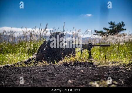 Eine US-Marine mit Kilo Company, Battalion Landing Team 3/5, 31st Marine Expeditionary Unit (MEU), bietet Sicherheit mit einem M27 Infanterie-Automatikuhr auf einem Angriffsbereich eines Kaders auf Lager Fuji, Japan, 21. September 2021. Kilo Company führte Schulungen durch, um die Grundkenntnisse in den Bereichen Feuer und Bewegung sowie Sofortmaßnahmen zu erhalten. Die 31. MEU, die einzige kontinuierlich im Vorlauf eingesetzte MEU des Marine Corps, stellt eine flexible und tödliche Truppe bereit, die als führende Krisenreaktionstruppe in der Indo-Pazifik-Region eine breite Palette von Militäroperationen durchführen kann. (USA Marine Corps phot Stockfoto