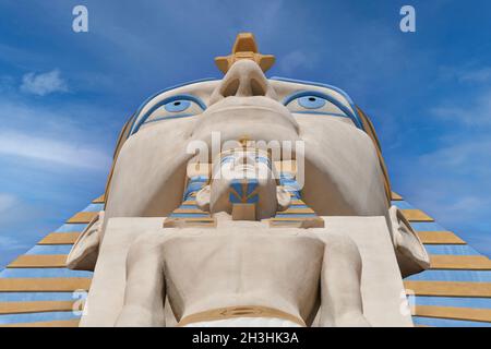 Nevada USA 09-04-21 Vorderseite der monumentalen Nachbildung der Großen Sphinx von Gizeh am Eingang des Luxor Hotels, 3900 S Las Vegas Blvd Stockfoto