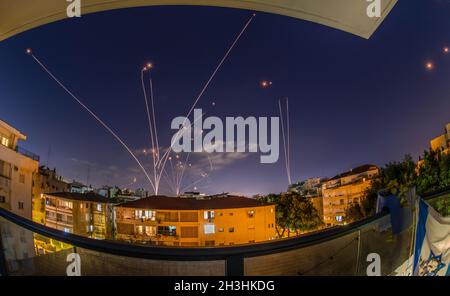 Iron Dome Raketenabfangungen von Hamas-Raketen- Südisrael- nächtlicher Angriff auf die Stadt Ashdod Stockfoto