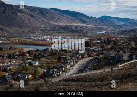 Blick nach Osten von der Thompson River University of the South Thompson River, den Hügeln, Brücken und der Stadt Kamloops. Stockfoto