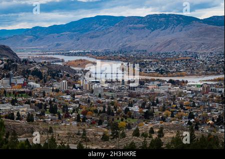 Blick nach Westen von der Rose Hill Gegend des South Thompson River, den Hügeln, Mt Peter und Paul, Brücken und der Stadt Kamloops. Stockfoto