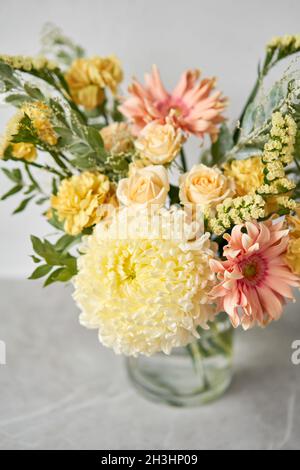 Fertige Blumenarrangement in einer Vase für zu Hause. Blumenstrauß, Set für den Innenraum. Frische Schnittblumen für die Dekoration zu Hause. Europäischer Blumenladen. Lieferung Stockfoto