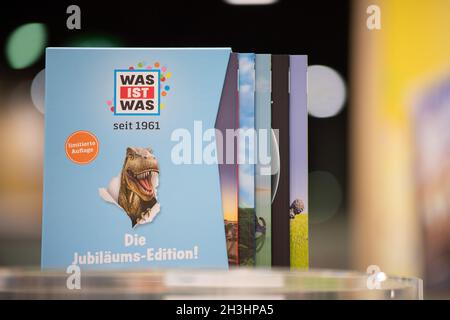 21. Oktober 2021, Hessen, Frankfurt/Main: Die Jubiläumsausgabe von "was ist was" des Tessloff Verlags ist auf der Frankfurter Buchmesse 2021 am Stand des Verlages zu sehen. (To dpa '60 Jahre 'was ist was' - Kinderfragen ernst nehmen') Foto: Sebastian Gollnow/dpa Stockfoto