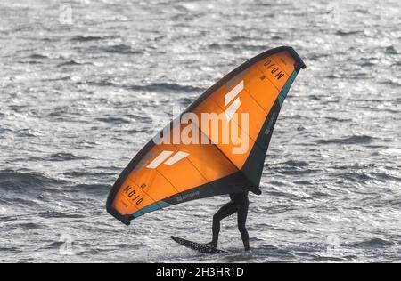 Garrylucas, Cork, Irland. Oktober 2021. Wingfoiling an einem kalten Wintertag in Garrylucas, Co. Cork, Irland. - Bild; David Creedon / Alamy Live News Stockfoto