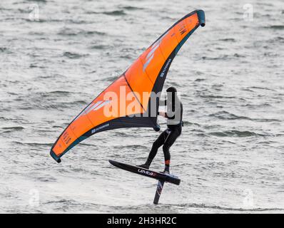 Garrylucas, Cork, Irland. Oktober 2021. Wingfoiling an einem kalten Wintertag in Garrylucas, Co. Cork, Irland. - Bild; David Creedon / Alamy Live News Stockfoto