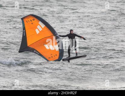 Garrylucas, Cork, Irland. Oktober 2021. Wingfoiling an einem kalten Wintertag in Garrylucas, Co. Cork, Irland. - Bild; David Creedon / Alamy Live News Stockfoto