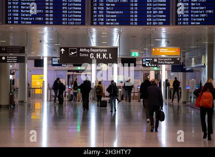 München, Deutschland. Okt. 2021. Passagiere gehen am Flughafen München zu ihren Anflugstoren. In Bayern beginnen die Herbstferien am 29.10.2021. Quelle: Sven Hoppe/dpa/Alamy Live News Stockfoto