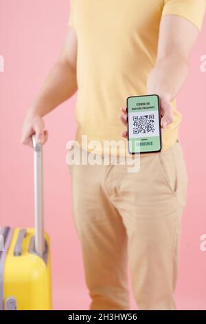 Nahaufnahme eines Touristen, der das Smartphone mit Immunstatus auf dem Bildschirm zeigt Stockfoto