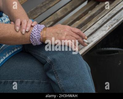 Frau mit Zigarette in der Hand Stockfoto