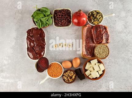 Eisenhaltige Lebensmittel, darunter Eier, Nüsse, Spinat, Bohnen, Tofu, Leber, Rindfleisch, Rote Beete, Muscheln, Und dunkle Schokolade. Stockfoto