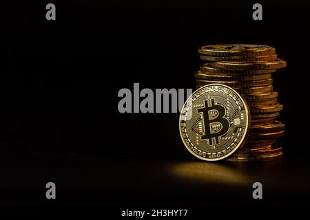 Ein Haufen Bitcoins, die eine Goldfarbe haben, die derzeit beliebt ist und einen steigenden Wert im Vergleich zum US-Dollar hat. Für Zahlung, Finanzierung, Einzahlungen Stockfoto