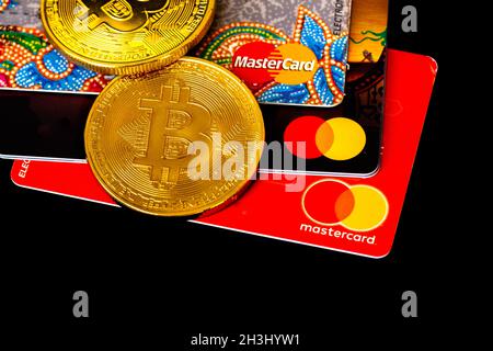 Mehrere Karten mit dem Mastercard-Logo als Zahlungsmittel sind in der Welt ziemlich weit verbreitet und kooperieren mit Bitcoin. YOGYAKARTA, INDONESIEN Stockfoto