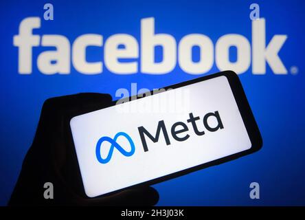 Ukraine. Oktober 2021. In dieser Abbildung ist ein Meta-Logo auf einem Smartphone-Bildschirm mit einem Facebook-Logo im Hintergrund zu sehen. Facebook ändert seinen Namen in Meta bei seiner großen Neumarke, Berichten zufolge von den Medien. Kredit: SOPA Images Limited/Alamy Live Nachrichten Stockfoto