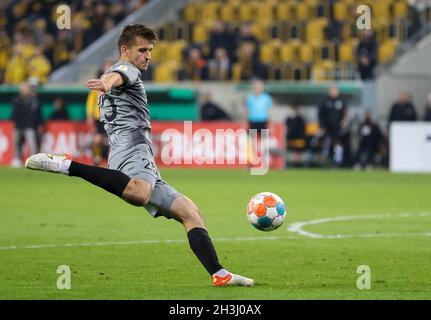 Dresden, Deutschland. Oktober 2021. Fußball: DFB-Pokal, 2. Runde, Dynamo Dresden - FC St. Pauli im Rudolf-Harbig-Stadion. Paulis Spieler Adam Dzwigala auf dem Ball. Kredit: Jan Woitas/dpa-Zentralbild/dpa - WICHTIGER HINWEIS: Gemäß den Bestimmungen der DFL Deutsche Fußball Liga und/oder des DFB Deutscher Fußball-Bund ist es untersagt, im Stadion und/oder vom Spiel aufgenommene Fotos in Form von Sequenzbildern und/oder videoähnlichen Fotoserien zu verwenden oder zu verwenden./dpa/Alamy Live News Stockfoto