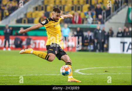 Dresden, Deutschland. Oktober 2021. Fußball: DFB-Pokal, 2. Runde, Dynamo Dresden - FC St. Pauli im Rudolf-Harbig-Stadion. Dresdens Spieler Morris Schröter am Ball. Kredit: Jan Woitas/dpa-Zentralbild/dpa - WICHTIGER HINWEIS: Gemäß den Bestimmungen der DFL Deutsche Fußball Liga und/oder des DFB Deutscher Fußball-Bund ist es untersagt, im Stadion und/oder vom Spiel aufgenommene Fotos in Form von Sequenzbildern und/oder videoähnlichen Fotoserien zu verwenden oder zu verwenden./dpa/Alamy Live News Stockfoto