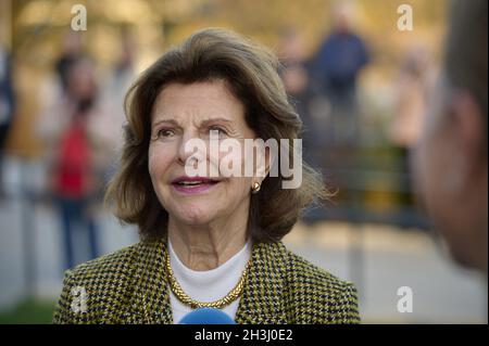 Halmstad, Schweden. Oktober 2021. Königin Silvia von Schweden besucht am 28. Oktober 2021 das Halland Art Museum in Halmstad, Schweden. Das Königspaar ist auf einem eintägigen Kreisbesuch in Halland. Foto von Stefan Lindblom/Stella Pictures/ABACAPRESS.COM Quelle: Abaca Press/Alamy Live News Stockfoto