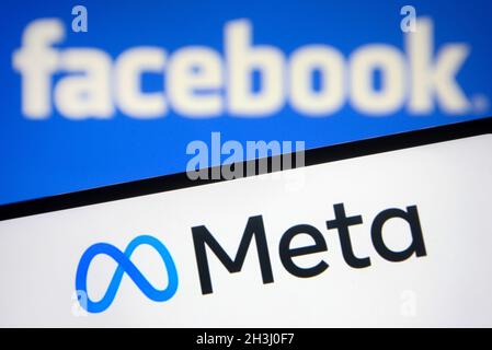 Ukraine. Oktober 2021. In dieser Abbildung ist ein Meta-Logo auf einem Smartphone-Bildschirm mit einem Facebook-Logo im Hintergrund zu sehen. Facebook ändert seinen Namen in Meta bei seiner großen Neumarke, Berichten zufolge von den Medien. (Foto von Pavlo Gonchar/SOPA Images/Sipa USA) Quelle: SIPA USA/Alamy Live News Stockfoto