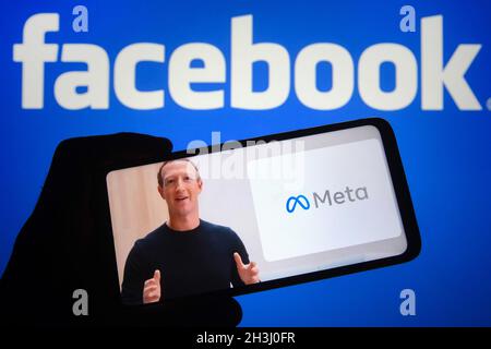 Ukraine. Oktober 2021. In dieser Abbildung ist Facebook-CEO Mark Zuckerberg auf einem Video zu sehen, das auf einem Smartphone-Bildschirm angezeigt wird, als er den neuen Namen für Facebook ankündigt: Meta. Facebook ändert seinen Namen in Meta bei seiner großen Neumarke, Berichten zufolge von den Medien. (Foto von Pavlo Gonchar/SOPA Images/Sipa USA) Quelle: SIPA USA/Alamy Live News Stockfoto