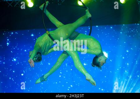 Zirkus Schauspielerin acrobat Leistung. Zwei Mädchen führen akrobatische Elemente in der Luft. Stockfoto