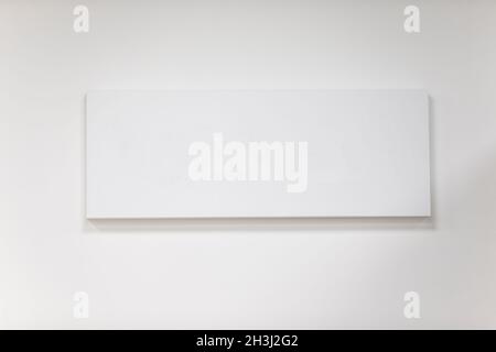 Leerer rechteckiger Bilderrahmen an einer grauen Wand. Stockfoto