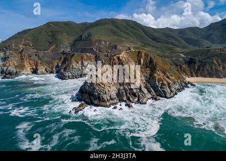 Devil's Slide Bunker in Kalifornien. Ocean Water und Mountain im Hintergrund. Stockfoto