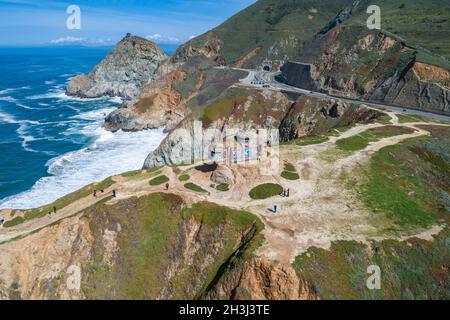 Devil's Slide Bunker in Kalifornien. Ocean Water und Mountain im Hintergrund. Stockfoto