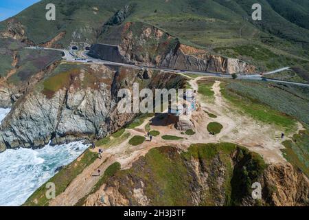 Devil's Slide Bunker in Kalifornien. Ocean Water und Mountain im Hintergrund. Stockfoto