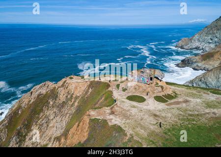 Devil's Slide Bunker in Kalifornien. Ocean Water und Mountain im Hintergrund. Stockfoto